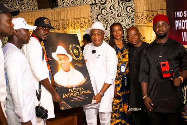 ISPPAN President Comrd. Onyeahialam Chibueze T. and delegation presenting a framed commemorative portrait to Engr. Ikenna Anthony Adikibe.